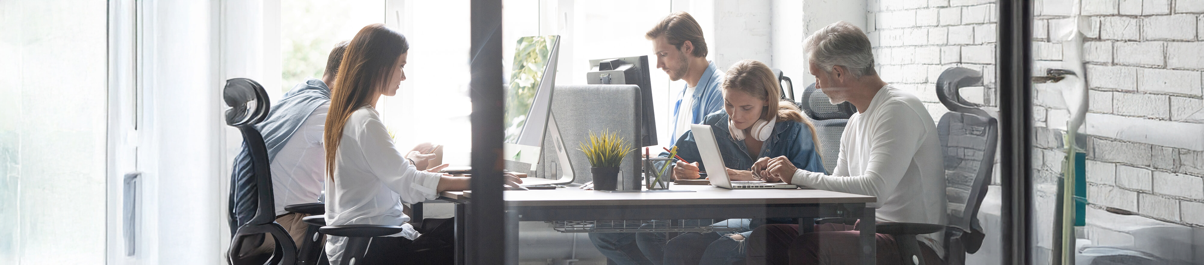 Medewerker op de computer in een kantoor